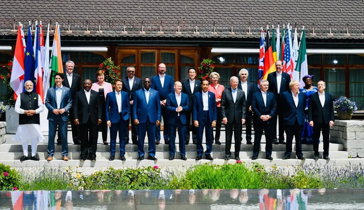 Presiden Joko Widodo atau Jokowi (depan kelima kanan) foto bersama para pemimpin G7 di lokasi KTT G7, Schloss Elmau, Jerman, Senin (27/6/2022). Jokowi melakukan sesi foto bersama dan berdiri di antara PM Jerman Olaf Scholz dan Presiden AS Joe Biden. (Foto: Biro Pers Sekretariat Presiden)