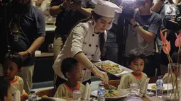 Artis Jessica Iskandar menyiapkan makanan untuk anak paud di Jakarta, Kamis (22/2). Kali ini cara mereka bukan sekadar masak untuk dimakan sendiri, tapi ada acara charity makan-makan dengan 20 anak-anak Paud Mekarsari, Jaksel. (Liputan6.com/Faizal Fanani)