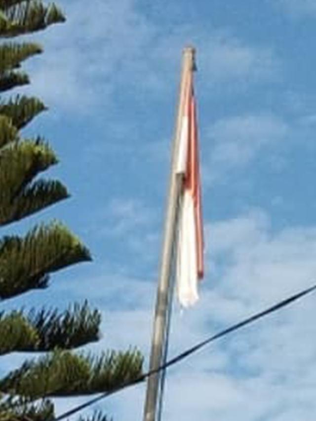 Bendera Negara Rusak Tampak Berkibar di Makassar