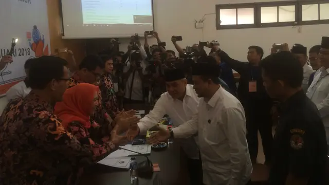 Pasangan bakal calon gubernur dan wakil gubernur Kaltim Isran Noor dan Hadi Mulyadi mendaftar ke KPUD