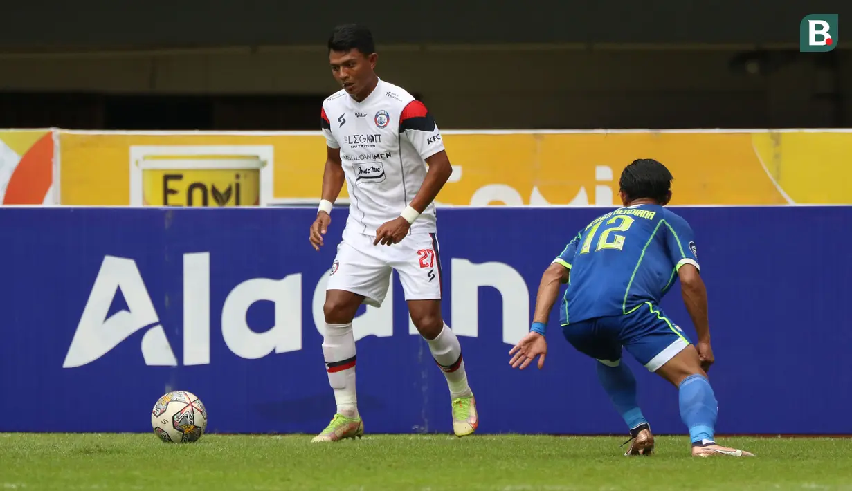 <p>Pemain Persib Bandung, Henhen Herdiana (kanan) berusaha mengadang pemain Arema FC, Dedik Setiawan pada pertandingan pekan ke-26 BRI Liga 1 2022/2023 yang berlangsung di Stadion Pakansari, Bogor, Kamis (23/2/2023). (Bola.com/Ikhwan Yanuar)</p>
