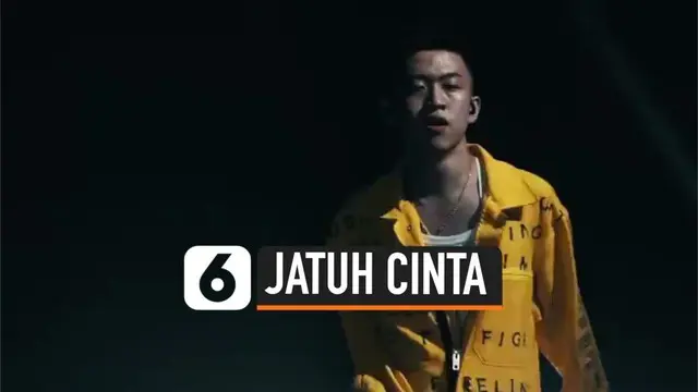 Rich Brian baru ini mencari sosok seorang wanita yang ia lihat saat dirinya tengah mengadakan konser. Ia mengaku jatuh cinta pada pandangan pertama dengan wanita tersebut.