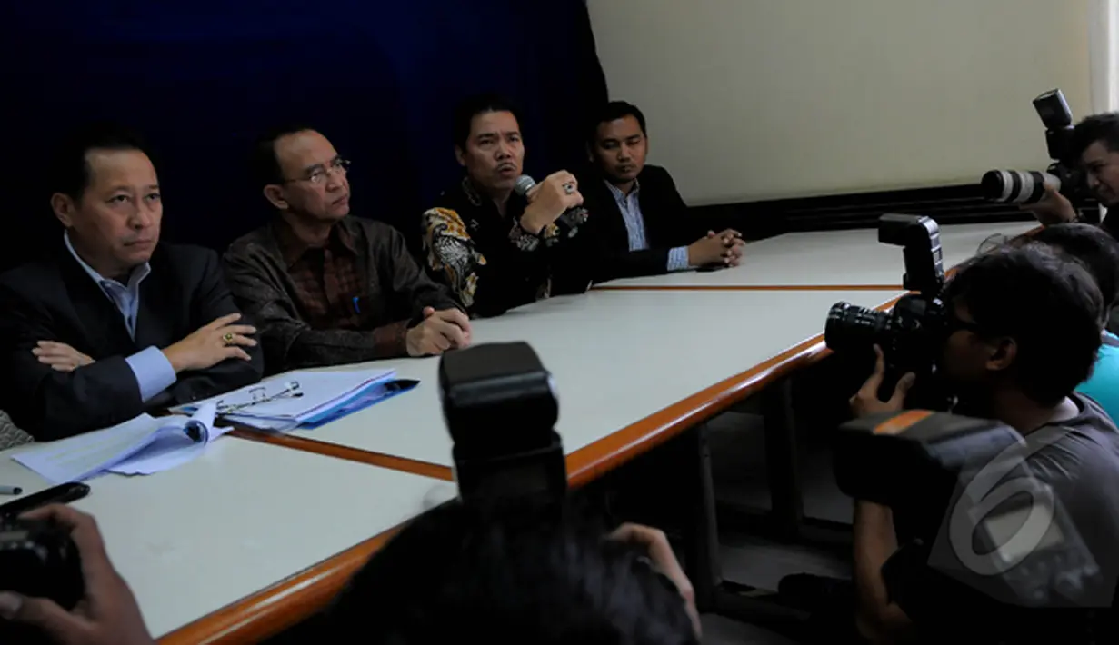 Tersangka korupsi haji Suryadharma Ali didampingi kuasa hukumnya gelar konpers terkait "Keadilan Hukum Pra Peradilan" di kawasan Jakarta Selatan, Senin, (23/2/15). (Liputan6.com/Faisal R Syam)