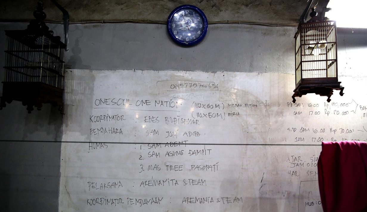 Aremania mengusung semangat kesatuan suporter untuk sepakbola Indonesia merancang dan membuat bendera Merah Putih terbesar di Dunia bertempat di Lapangan Futsal  Tangerang, Selasa (13/10/2015). (Bola.com/Nicklas Hanoatubun)