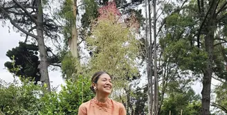 Franka Makarim tampil sederhana namun tetap elegan dengan kebaya encim asimetris yang unik. Terlihat nyaman dan penuh gaya, inspirasi berkebayanya kali ini cocok untuk disontek. [Foto: Instagram/ Franka Makarim]