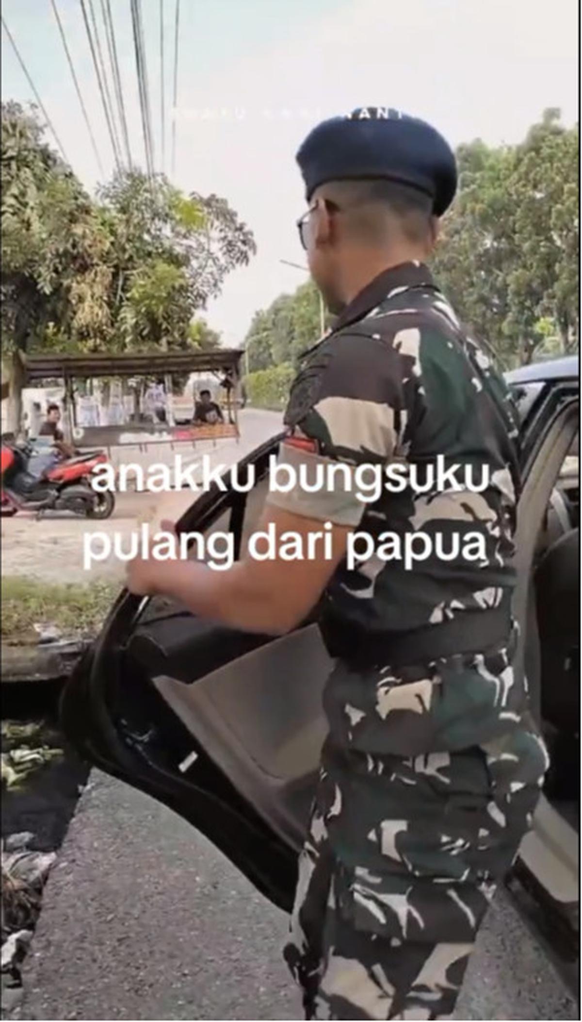 Lepas Kerinduan, Momen TNI Pulang Temui Ayahnya Ini Bikin Haru
