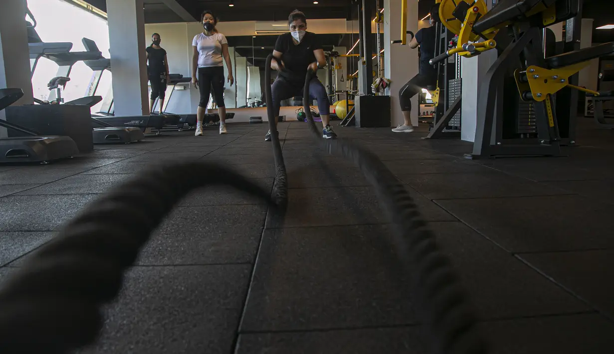 Seorang wanita India berolahraga di gym yang dibuka kembali setelah lockdown di Gauhati, India, Rabu, (5/8/2020). India memiliki jumlah virus coronavirus tertinggi ketiga di dunia setelah Amerika Serikat dan Brasil. (AP Photo/Anupam Nath)