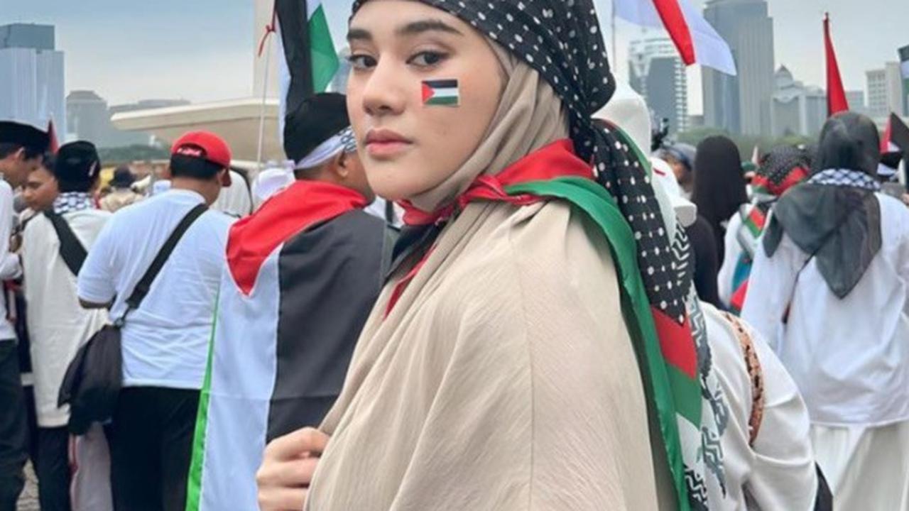 Artis perempuan yang baru saja mualaf, Clara Shinta ikut terketuk hatinya melihat penderitaan Rakyat Palestina. Ia ikut berpartisipasi dalam aksi bela Palestina di Monas.