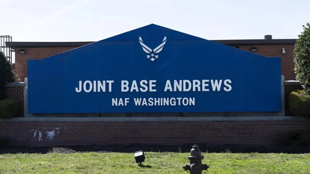 Tanda nama Joint Base Andrews pada 26 Maret 2021 di Pangkalan Angkatan Udara Andrews, Maryland, Amerika Serikat.