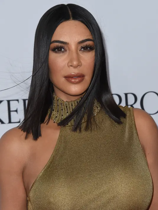Dilansir dari E! News, Kim Kardashian adalah orang pertama yang menyentuh anaknya. (CHRIS DELMAS / AFP)
