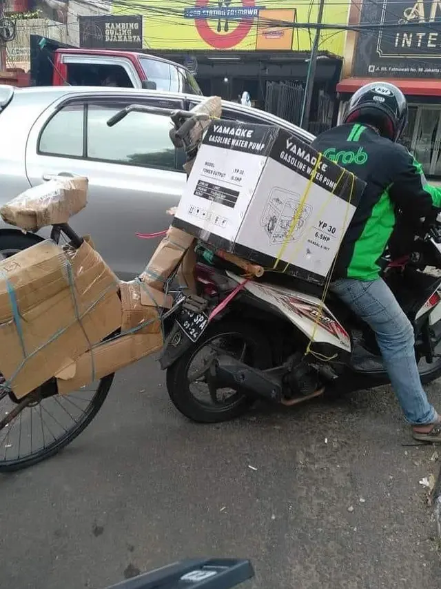 6 Potret Perjuangan Ojek Online Antar Barang Berukuran Super Besar, Bikin Elus Dada