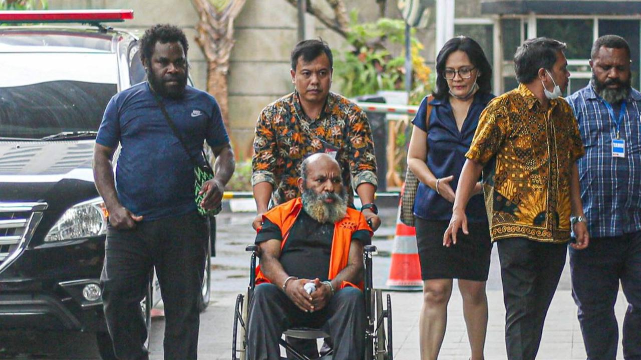 Mantan Gubernur Papua, Lukas Enembe menghadiri pemeriksaan lanjutan Komisi Pemberantasan Korupsi (KPK) terkait kasus dugaan Tindak Pidana Pencucian Uang, pada Selasa (19/9/2023).