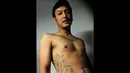 Dimas Anggara memamerkan tato bintang dan pita di bagian tubuh depannya, Jakarta, Senin (16/6/2014) (Liputan6.com/Faisal R Syam)