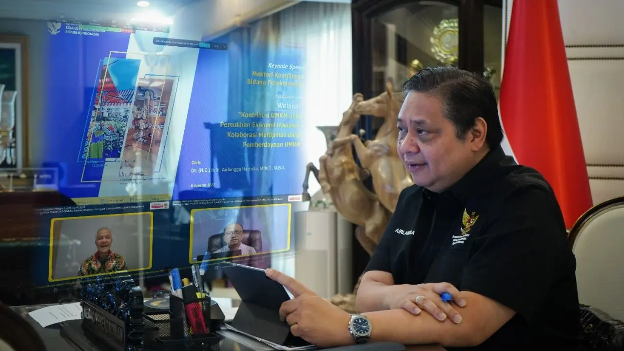 Menteri Koordinator Bidang Perekonomian Airlangga Hartarto saat menyampaikan Keynote Speech di Webinar Keluarga Alumni UGM: Kontribusi UMKM untuk Pemulihan Ekonomi Nasional – Kolaborasi Multipihak dalam Pemberdayaan UMKM. (Dok Kemenko Perekonomian)