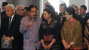 Menteri ATR/Kepala BPN, Sofyan Djalil berbincang dengan Menteri BUMN, Rini Sumarno saat menghadiri upacara pengucapan sumpah jabatan Ketua dan Wakil Ketua BPK di Gedung MA, Jakarta, Rabu (26/4). (Liputan6.com/Helmi Fithriansyah)