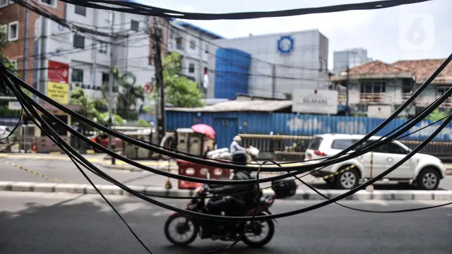Kabel Semrawut Imbas Proyek Revitalisasi Trotoar Ancam Keselamatan Warga