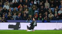 Phil Foden merayakan golnya pada laga EFL Carabao Cup 2025/2026 antara Huddersfield vs Manchester City - AP Photo/Jon Super
