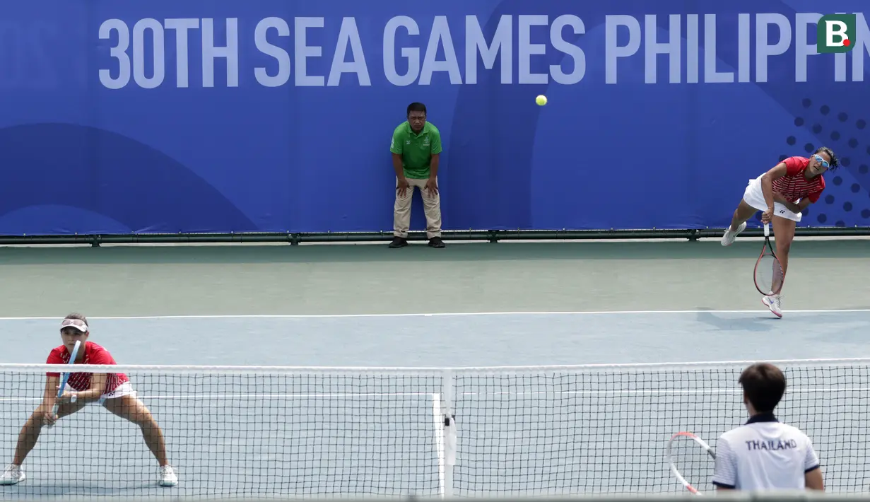 Ganda putri Indonesia, Beatrice Gumulya / Jessie Rompies, saat melawan wakil Thailand pada laga final SEA Games 2019 di Tennis Court Rizal Memorial Sports Complex, Manila Sabtu (7/12). Indonesia menang dengan skor 6-3 dan 6-3. (Bola.com/ M Iqbal Ichsan)
