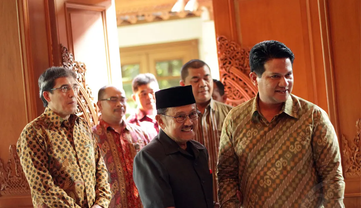 Ketua KPU, Husni Kamil Manik (kanan) bersalaman dengan BJ Habibie di kediaman BJ Habibie, Jakarta,  (29/12). BJ Habibie mendapat 'lifetime achievement award' dari KPU atas dedikasinya untuk Pemilu dan demokrasi di tanah air. (Liputan6.com/Faizal Fanani)