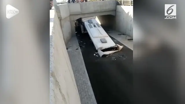 Sebuah bus nekat masuk terowongan sempit hingga mengakibatkan atap bus terlepas.