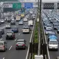 Arus lalu lintas di Jalan Tol Dalam Kota padat merayap, Jakarta, Jumat (1/7). Seiring berakhirnya jam kerja, sejumlah pemudik terlihat mulai meninggalkan kota Jakarta menuju kampung halaman. (Liputan6.com/Helmi Fithriansyah)