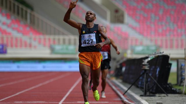 <span>Atlet tuan rumah Papua Abraham Elopere menjadi peraih emas pertama Pekan Paralimpiade Nasional (Peparnas) Papua 2021, Sabtu (6/11/2021). (NPC Indonesia)</span>