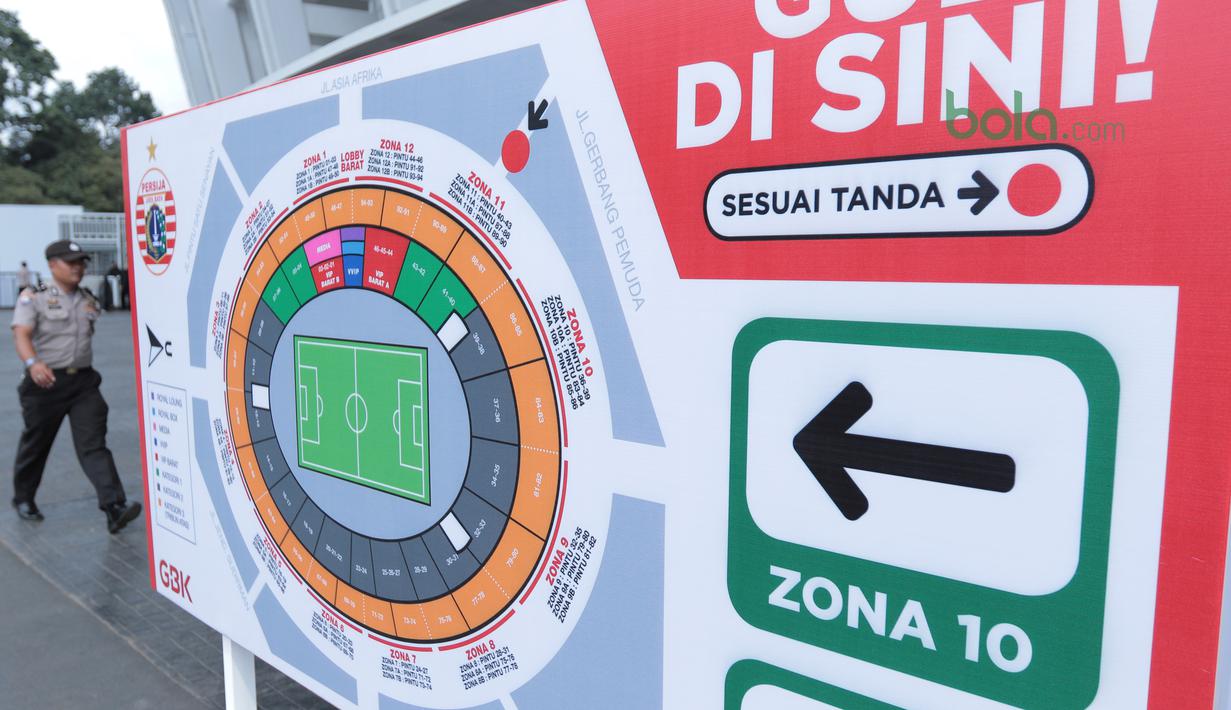 Papan penunjuk arah bagi penonton dan pihak keamanan jelang Laga grup H Piala AFC 2018 di Stadion Utama GBK, Senayan, Jakarta (28/2/2018). Laga ini mempertemukan Persija dan Tampines Rovers.. (Bola.com/Nick Hanoatubun)