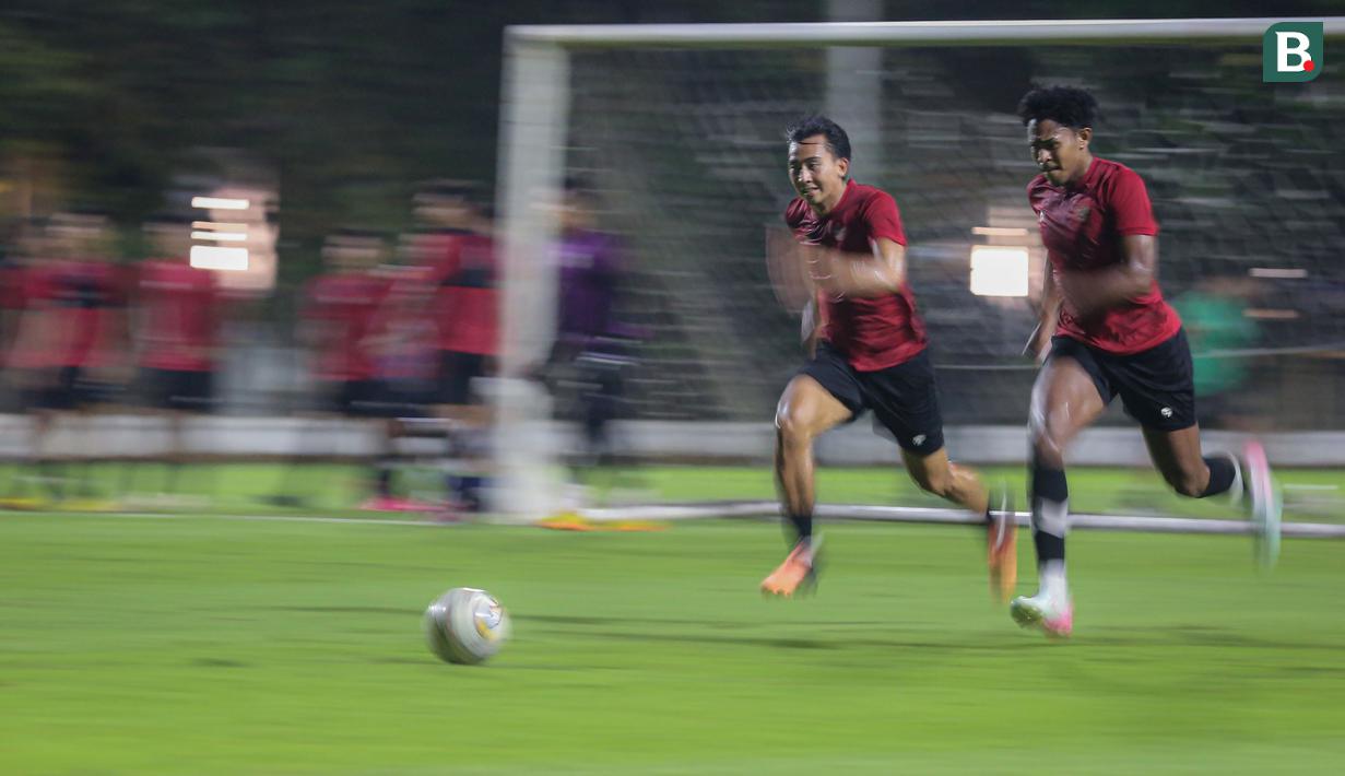Pemain Timnas Indonesia U-22, Braif Fatari (kanan) berebut bola dengan Komang Tri Arta Wiguna saat berlatih menjelang SEA Games 2023 di Lapangan A, Kompleks Stadion Utama Gelora Bung Karno (SUGBK), Senayan, Jakarta, Rabu (05/04/2023). Garuda Muda nantinya akan tergabung di Grup A bersama tuan rumah Kamboja, Timor Leste, Filipina, dan Myanmar. (Bola.com/Bagaskara Lazuardi)