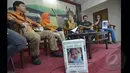Sebuah kotak yang berisi ajakan untuk menyelamatkan bayi Ryuji dibawa sang ayah ke gedung DPR saat menemui Anggota DPR RI Rieke Diah Pitaloka, Jakarta, Jumat (6/2/2015). (Liputan6.com/Andrian M Tunay)