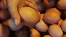 Aktivitas jual beli telur di pasar Kebayoran Lama, Jakarta, Kamis (5/7/2020). Sebenarnya telur ayam infertil atau telur HE layak konsumsi, namun lebih cepat membusuk karena berasal dari ayam betina yang sudah dibuahi pejantan sehingga seharusnya tak diizinkan dijual bebas (Liputan6.com/Johan Tallo)