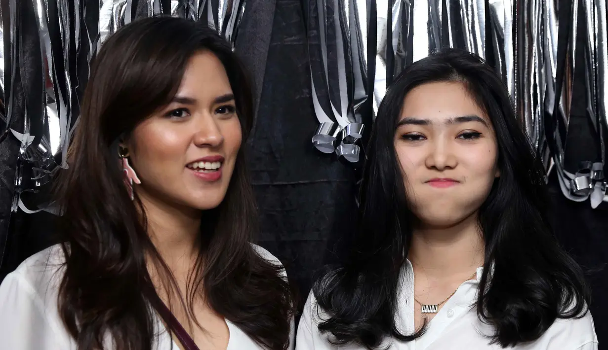 "Kita udah kenal lama dari dulu, dari Isyana pertama kali masuk industri musik. Prosesnya rekaman nggak susah, malah kita ngelawak melulu, lebih ke arah nggak pernah kerja sampai waktu udah terbuang gitu, haha," ungkap Raisa. (Nurwahyunan/Bintang.com)