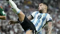 Bek Argentina, Nicolas Otamendi menendang bola saat bertanding melawan Meksiko selama pertandingan grup C Piala Dunia 2022 Qatar di Stadion Lusail di Lusail, Qatar, Minggu 27 November 2022. Argentina menang atas Meksiko dengan skor 2-0. (AP Photo/Hassan Ammar)