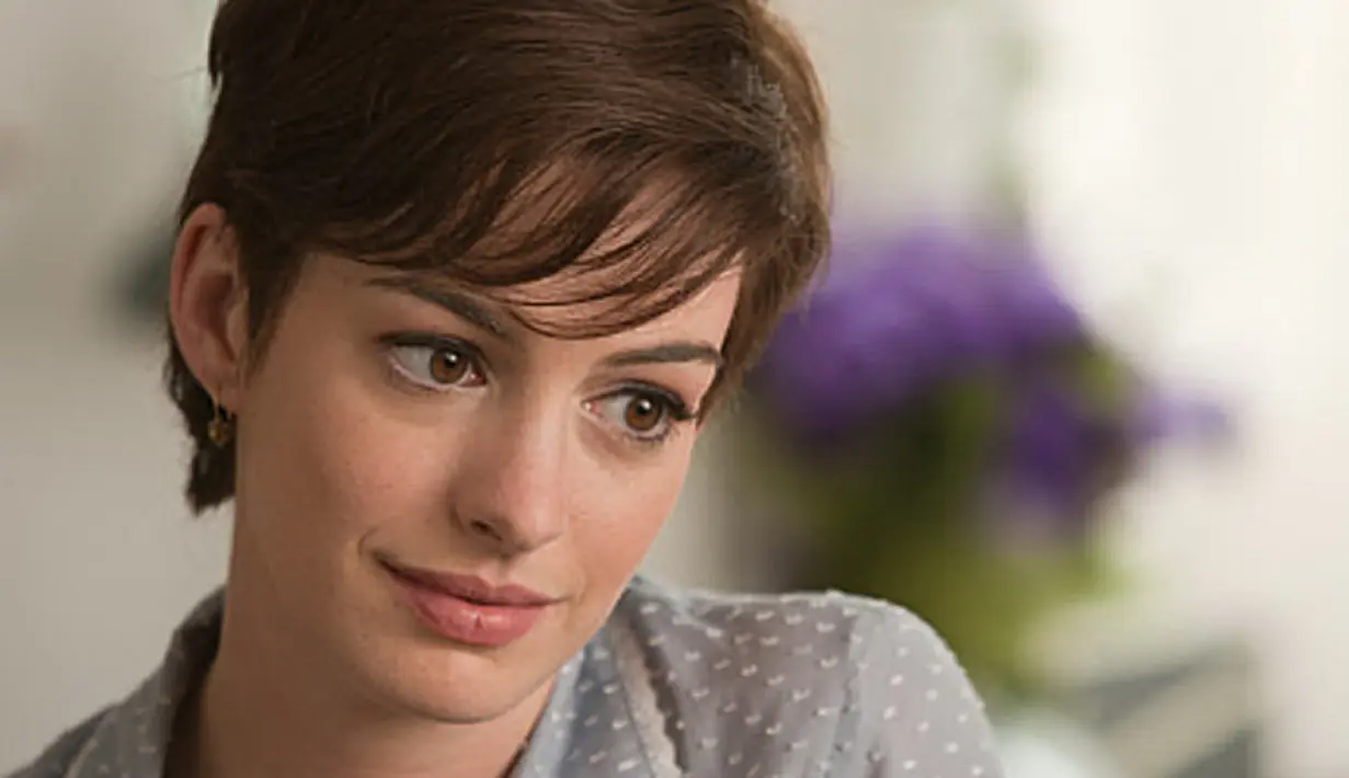 Aksen Britsh Anne Hathaway timbul tenggalam dalam film One Day. Hal itu membuat ketidaksesuaian karakter yang dibawakannya. (free-stock-illustration)