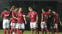 Pemain Timnas Indonesia U-23 usai melawan Suriah U-23 pada laga persahabatan di Stadion Wibawa Mukti, Bekasi, Rabu (16/11/2017). Indonesia kalah 2-3. (Bola.com/NIcklas Hanoatubun)