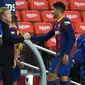 Ronald Araujo (kanan) mendapatkan ucapan selamat dari Ronald Koeman usai pertandingan Barcelona lawan Real Sociedad di Liga Spanyol (AFP)