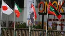 Deretan bendera negara-negara kontestan Asian Games 2018 yang terpasang menggunakan bambu di pagar pembatas Jalan Pluit Selatan Raya, Jakarta, Kamis (19/7). Bendera-bendera itu diikat di sebatang bambu yang dicat putih. (Liputan6.com/Arya Manggala)