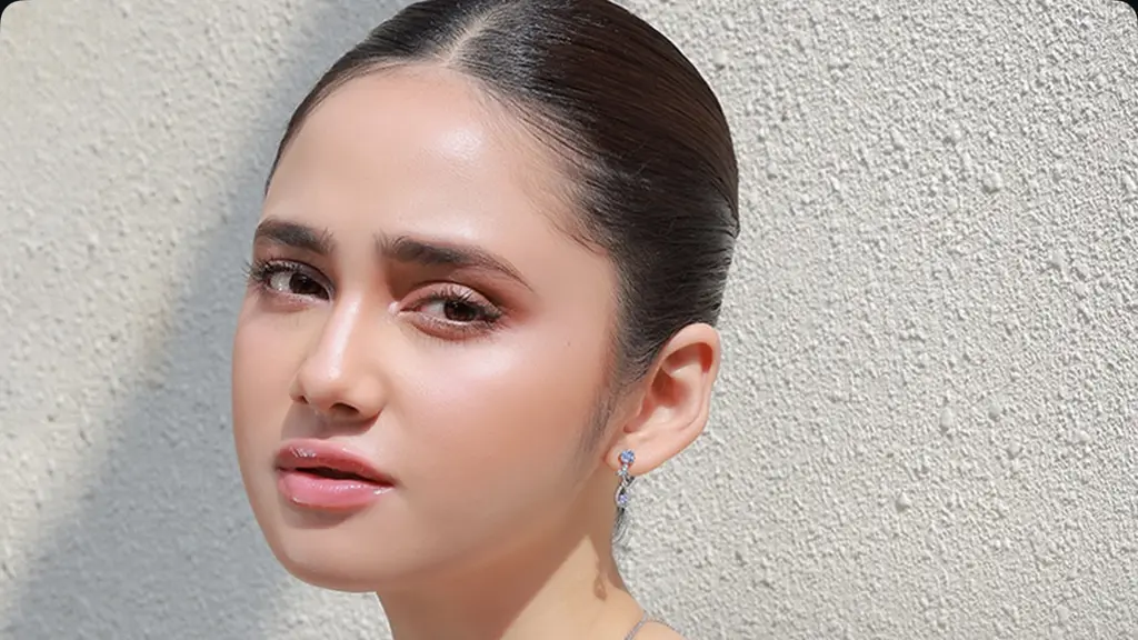 Syifa Hadju Hanya Mengaplikasikan Lipstik Nude Glossy. [@lotusgoldofficial]
