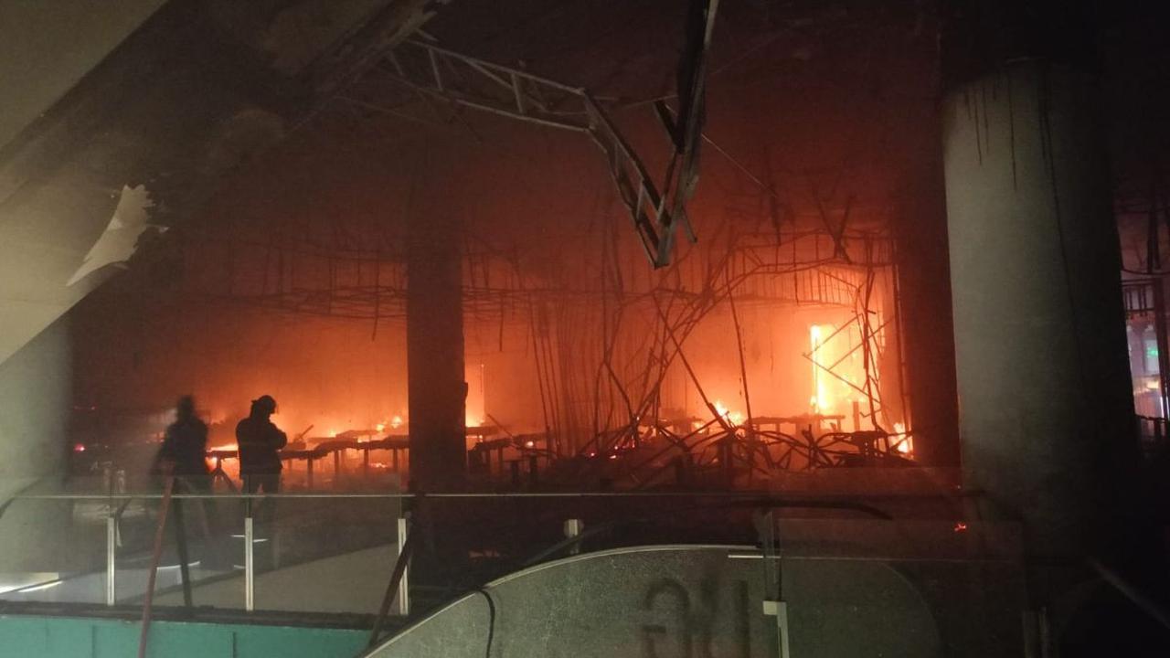 Dari hasil penelusuran di lapangan, lanjut Haryanto, api berasal dari titik tengah di lantai dua Mal Revo kemudian dengan cepat merambat ke lantai atas dan bawah.