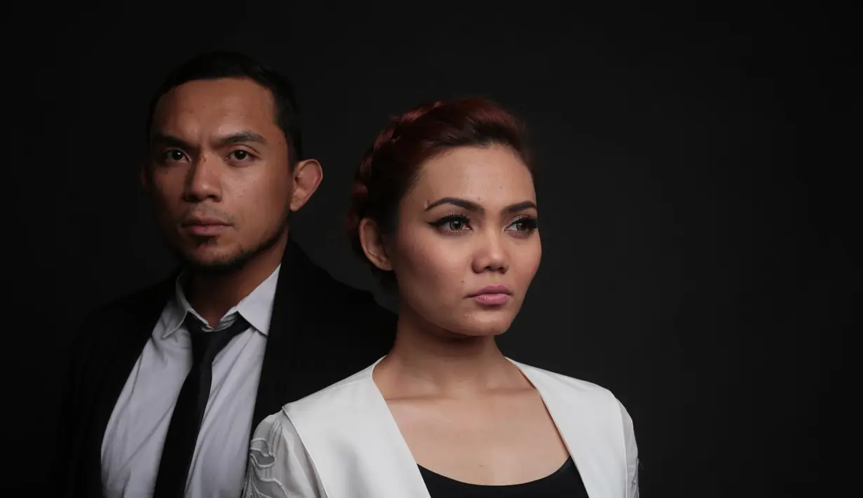 Foto hitam putih dengan mata Rina Nose terpejam. Tangan kirinya diatas pundak Fakhrul. Tatapan Fakhrul memandang kedepan. Itulah foto yang sama-sama diunggah oleh mantan kekasih pada 28 Januari 2018. (Galih W Satria/ dok. Bintang.com)