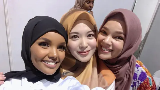 Sama-sama Mualaf, 6 Potret Kebersamaan Dewi Sandra dan Ayana Moon Bak Kakak Adik