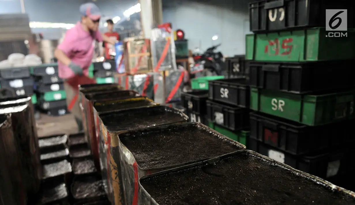 Pekerja saat memasukkan cincau hitam ke dalam kaleng di pabrik SR Purna Jaya, Jakarta, Kamis (9/5). Permintaan cincau hitam saat bulan Ramadan melonjak hingga 3 kali lipat dari bulan biasanya. (merdeka.com/Iqbal S. Nugroho)