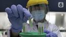 Doktor Tjandrawati Mozef Peneliti Biokimia Farmasi LIPI yang juga penemu menunjukan detection kit "QIRANI 19 " atau alat deteksi alternatif virus corona di Laboratorium Kimia Lembaga Ilmu Pengetahuan Indonesia (LIPI) Puspiptek Serpong, Tangerang Selatan, Rabu (26/8/2020). (merdeka.com/Arie Basuki)