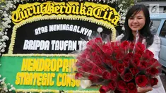 Peserta aksi menunjukkan bunga saat menyelenggarakan aksi simpatik di lokasi kejadian bom di Kampung Melayu, Jakarta, Minggu (28/5). (Liputan6.com/Johan Tallo)