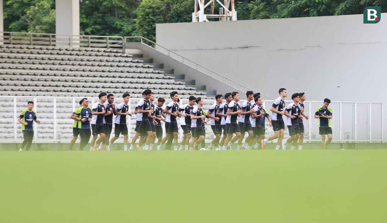 Timnas Indonesia melakukan sesi latihan di Stadion Madya, Gelora Bung Karno, Jakarta, Rabu (5/2/2025). (Bola.com/Abdul Aziz)