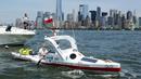 Aleksander Doba mengayuh kayaknya di sungai New York, Minggu (29/5). Rencananya ia akan mendayaung kayak dari New York ke Lisbon, Portugal. (AFP Photo/Eduardo Munoz)