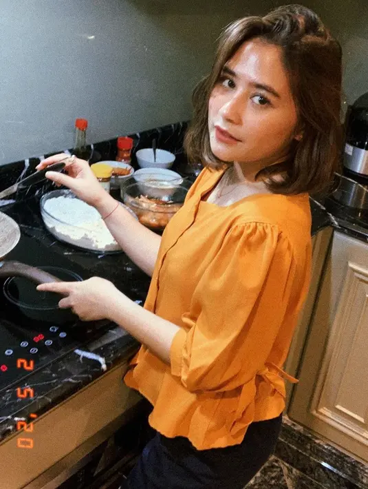 "Adaptasi bisnis ke online gitu kan, bisnis dari rumah. Aku dan partner aku sama-sama waspada, kalau bisa jualan online atau di rumah dulu, yaudah di rumah dulu aja," jelasnya. (Instagram/prillylatuconsina96)