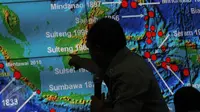 Kepala Pusat Data Informasi dan Humas BNPB, Sutopo Purwo Nugroho memberikan keterangan terkait gempa di perairan Mentawai di Kantor BNPB, Jakarta (Liputan6.com/Faizal Fanani)