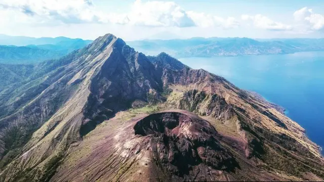 Pemandangan Gunung Iliwerung dari atas @abenteurvulkan https://www.instagram.com/p/Cx0tPUWt5c6/?igsh=bGtndGdsbGgzZHZu