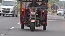 Pemudik bersama keluarganya menggunakan motor bak roda tiga saat perjalanan mudik melintasi Jalur Pantura kawasan Pemalang, Jawa Tengah, Senin (3/6/2019). Keluarga ini sudah sejak tiga tahun lalu menggunakan motor bak roda tiga untuk mudik. (Liputan6.com/Herman Zakharia)