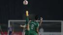 Bek PSS Sleman, Fabiano Beltrame (kiri) menghalau bola saat melawan Bali United dalam laga perempatfinal Piala Menpora 2021 di Stadion Si Jalak Harupat, Bandung, Senin (12/4/2021). PSS Sleman menang 4-2 melalui adu penalti. (Bola.com/Ikhwan Yanuar)